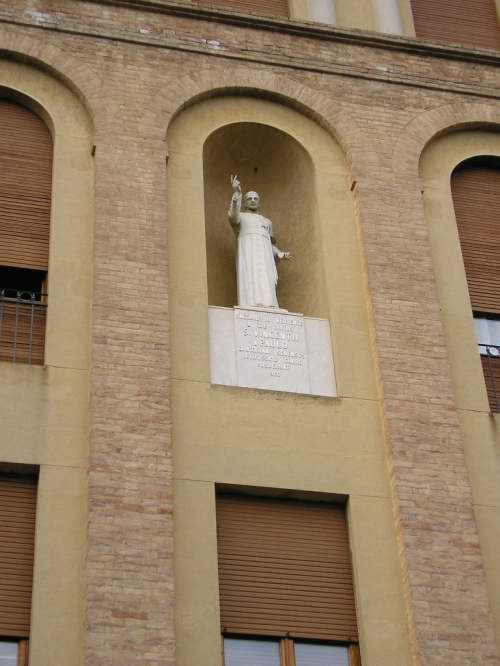 Statua di San Vincenzo sopra l'ingresso