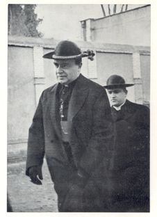 Mons. Alcide Marina Delegato Apostolico con il  segretario Mons. S. Oddi