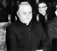 Mons. Annibale Bugnini assiste ad una conferenza